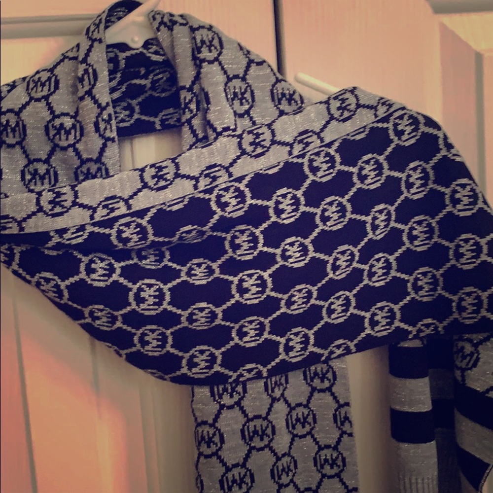 Michael Kors reversible scarf